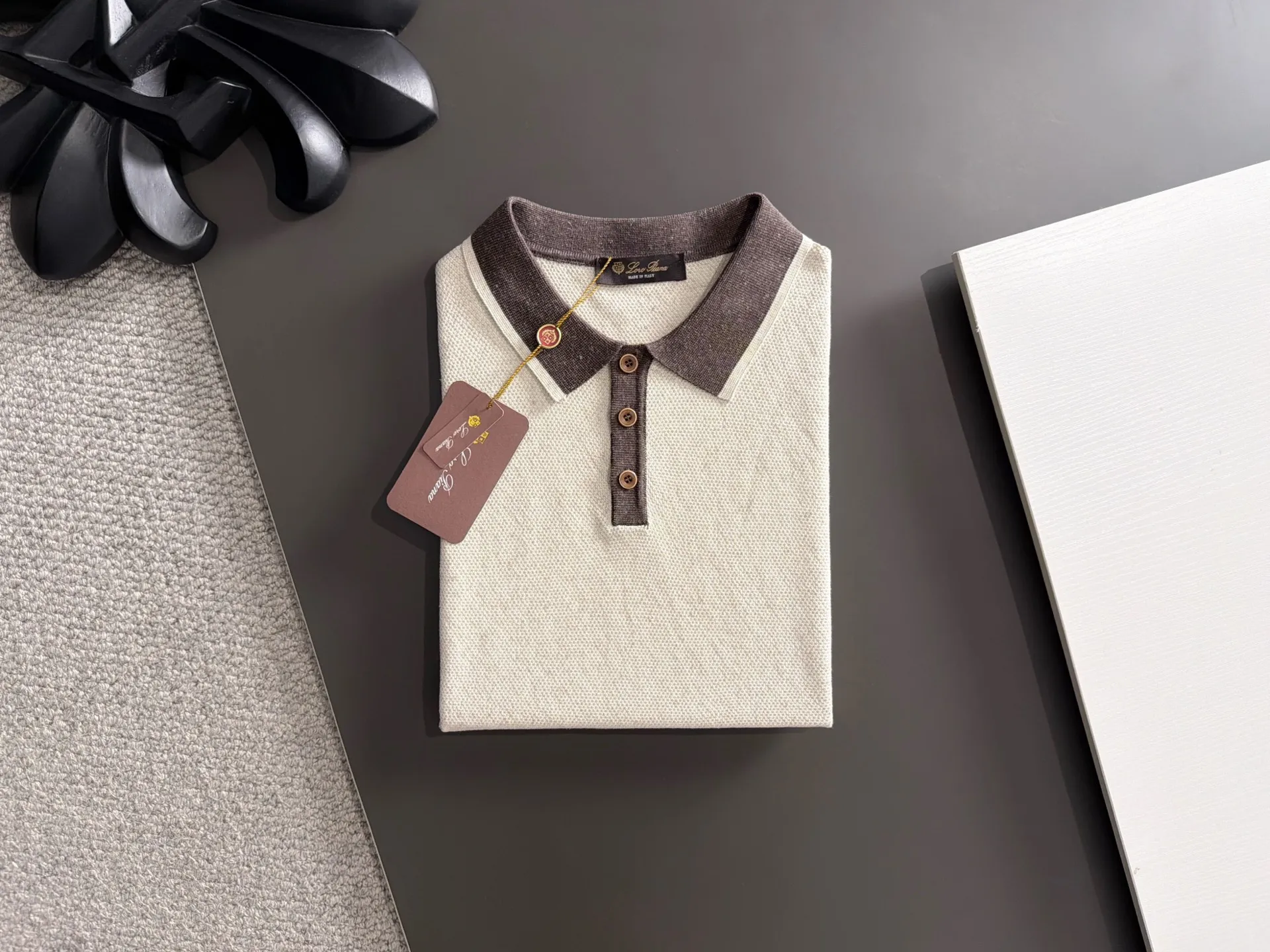 Next day shipment LP high quality Loro Piana 26ss New Arrival men's short-sleeved T-shirt Made of combed cotton yarn knitted cotton fabric, no pressure when entering and exiting the counter Exclusive control of raw materials It feels substantial when weighed, and the upper body is more textured than ordinary T-shirts. This texture can cope with the weather easily and is suitable for both hot and cold! Loose fit design, looks noble. The only correct version is available Size: M to XXXL